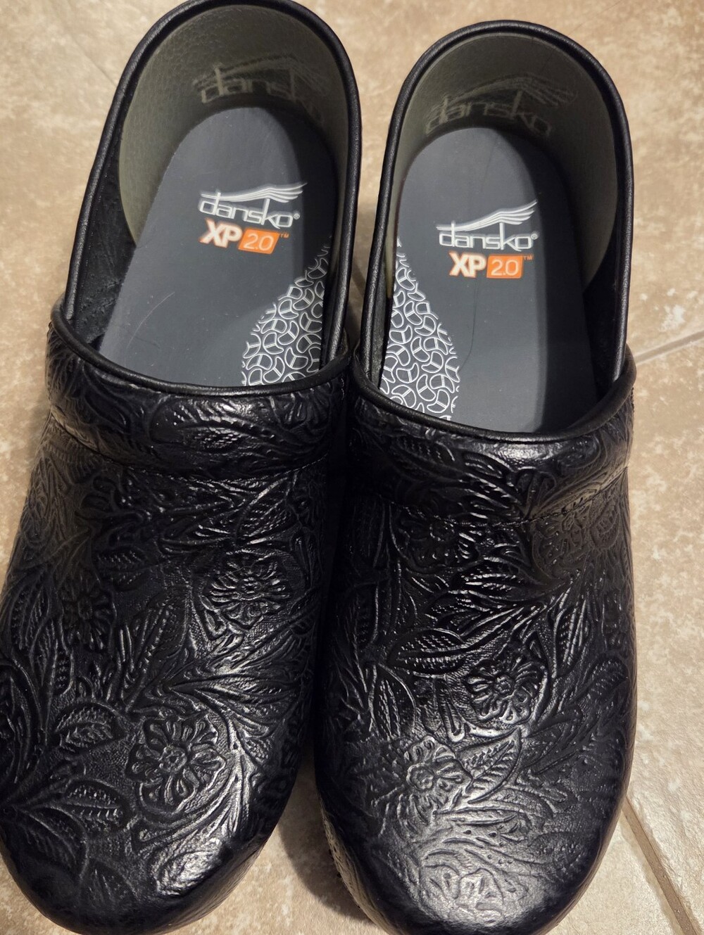 DANSKO XP 2.0 BLACK FLORAL TOOLED CLOGS SLIP RESISTANT WOMEN EU 39/8.5